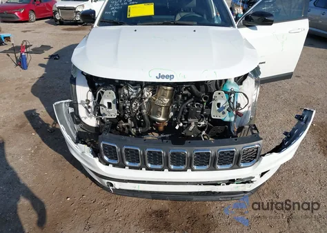 2024 Jeep Compass Latitude 4X4 z USA, uszkodzony, nr VIN 3C4NJDBN1RT158463